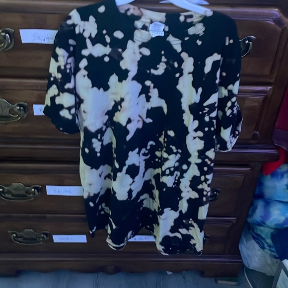 Large black and cream color, plain T-shirt - Picture 1 of 1